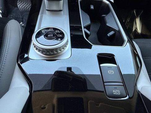 Used 2025 Mitsubishi Outlander SE image 38