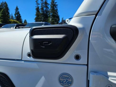 Used 2024 Jeep Wrangler Unlimited Sahara AWD/4WD image 11