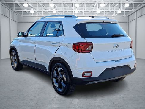 Certified 2025 Hyundai Venue SEL FWD image 4
