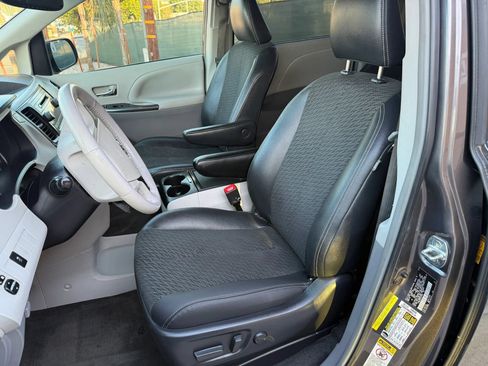 Used 2014 Toyota Sienna SE FWD image 10