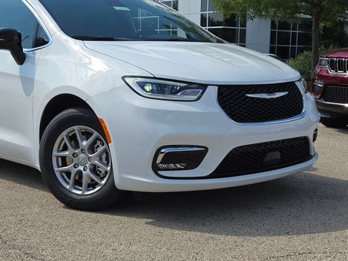 New 2026 Chrysler Pacifica Select FWD image 2