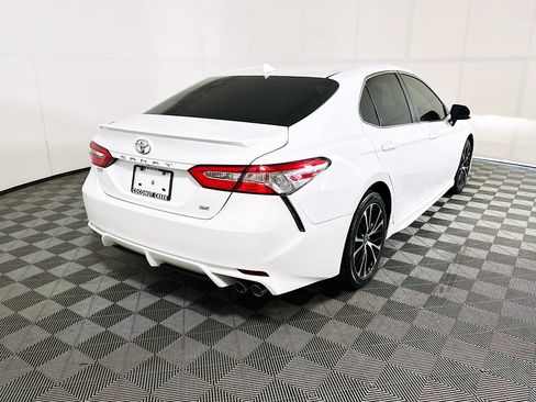 Used 2020 Toyota Camry SE FWD image 3