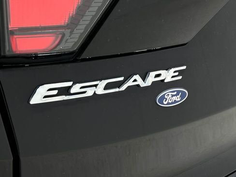 Used 2018 Ford Escape Titanium w/ Ford Safe & Smart Package AWD/4WD image 40