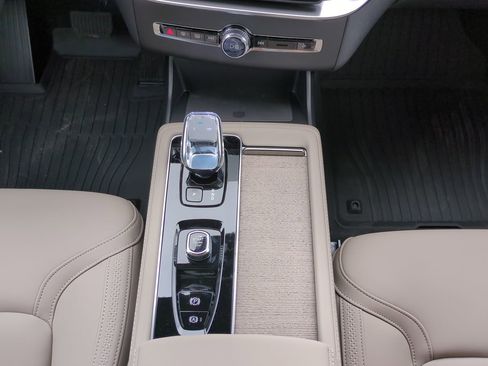 New 2026 Volvo XC90 B6 Plus w/ Protection Package Premier image 17