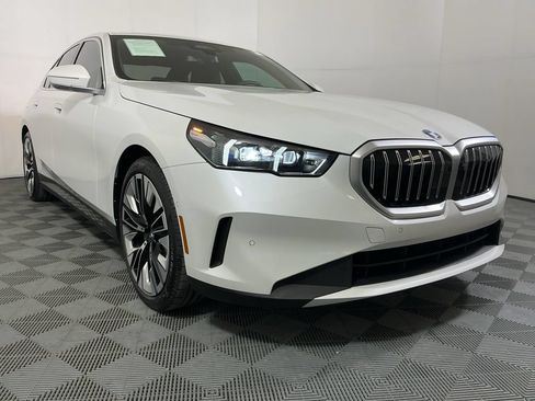 Certified 2025 BMW 530i w/ Premium Package RWD image 4