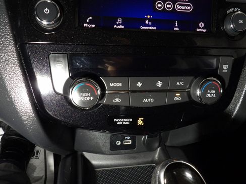 Used 2019 Nissan Rogue SV AWD/4WD image 14