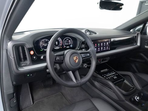 Certified 2025 Porsche Cayenne Coupe AWD/4WD image 4