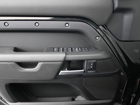 Used 2025 Land Rover Defender 130 X-Dynamic SE image 12