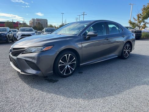Used 2019 Toyota Camry SE image 3