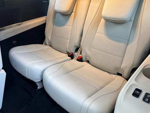 Used 2024 Mercedes-Benz GLS 450 4MATIC image 37