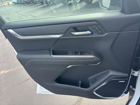 Used 2025 GMC Acadia Elevation image 17