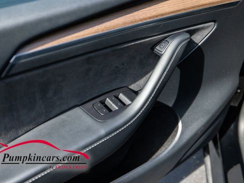 Used 2022 Tesla Model Y Long Range image 16