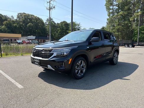Certified 2025 Kia Seltos LX AWD/4WD image 2