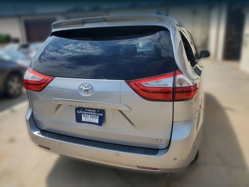 Used 2017 Toyota Sienna XLE w/ XLE Navigation Package FWD image 10