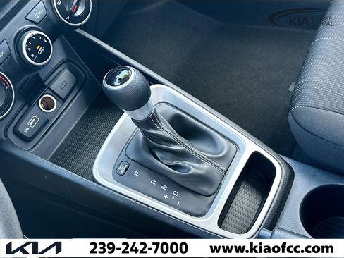 Used 2022 Hyundai Venue SE image 26