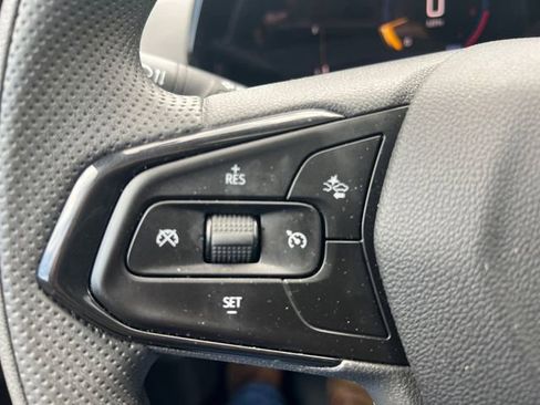 Used 2025 Chevrolet Trax LT w/ Sunroof Package FWD image 24
