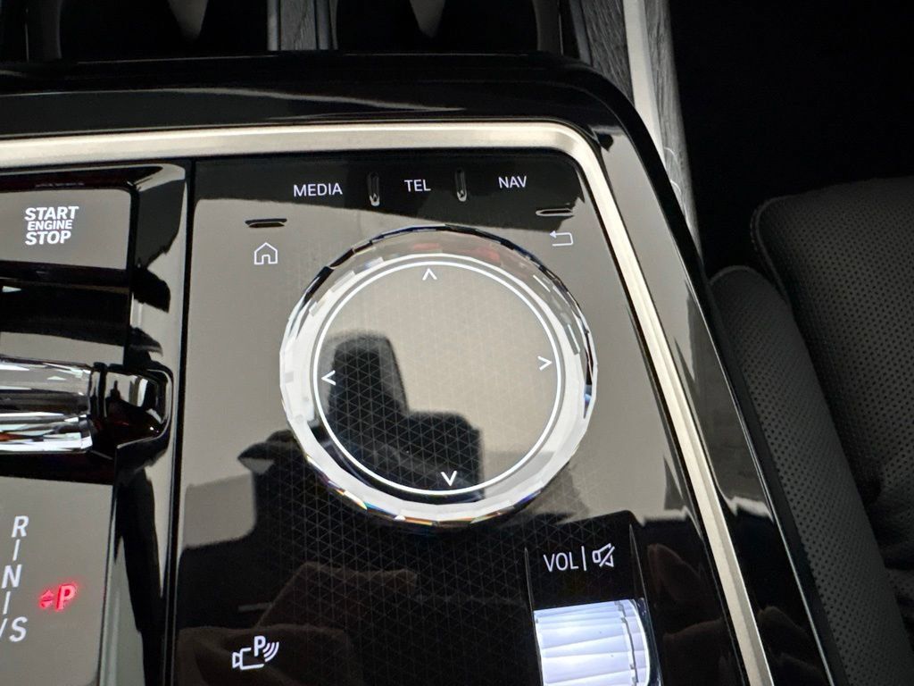 Certified 2025 BMW 750e xDrive AWD/4WD image 16