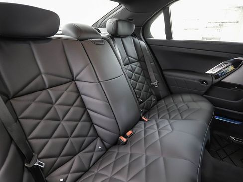 New 2026 BMW 740i xDrive w/ Premium Package image 28