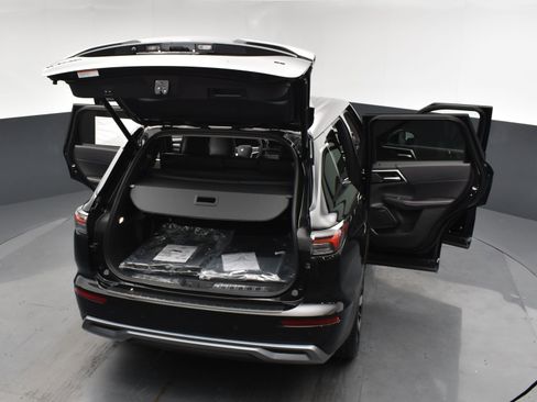 New 2025 Mitsubishi Outlander SE image 27