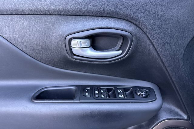 Used 2023 Jeep Renegade Latitude AWD/4WD image 11