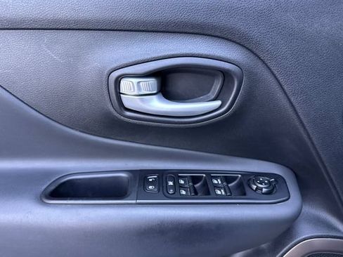 Used 2023 Jeep Renegade Latitude AWD/4WD image 11