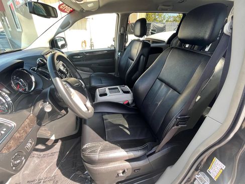 Used 2015 Chrysler Town & Country Touring FWD image 9