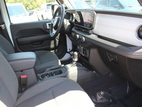 Used 2025 Jeep Wrangler Unlimited Sahara AWD/4WD image 34