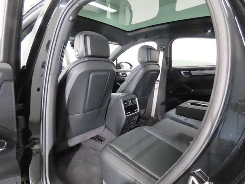 Certified 2023 Porsche Cayenne Coupe AWD/4WD image 46
