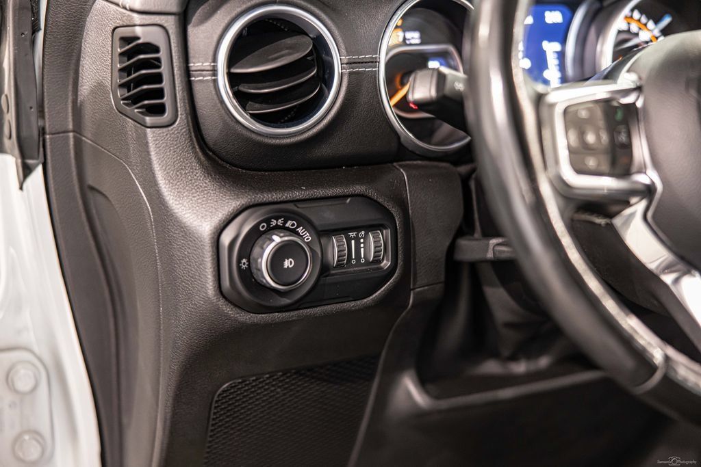Used 2018 Jeep Wrangler Unlimited Sahara w/ Dual Top Group AWD/4WD image 18