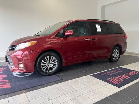 Certified 2020 Toyota Sienna XLE FWD image 1