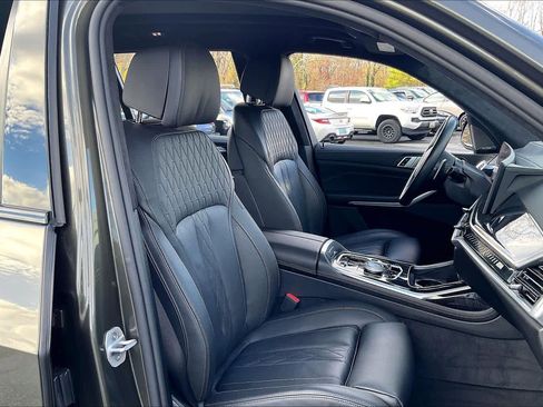 Used 2025 BMW X7 M60i image 8