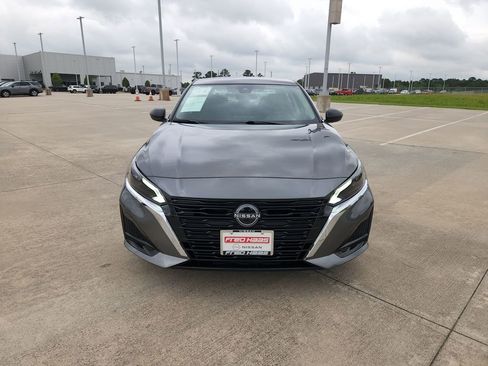 Used 2025 Nissan Altima 2.5 SV FWD image 9
