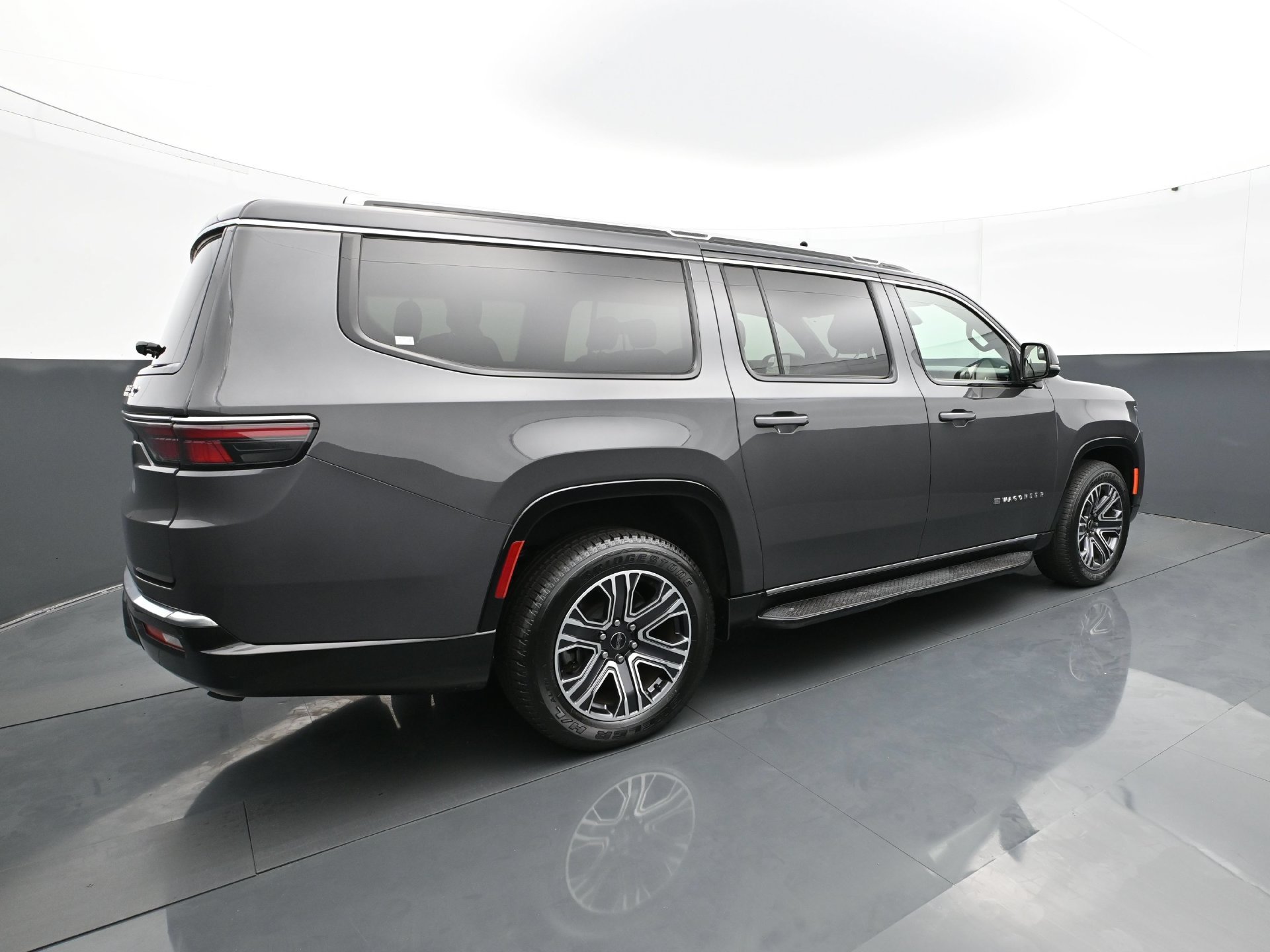 Used 2025 Jeep Wagoneer L Series II w/ 8-pass Seating Package AWD/4WD image 7