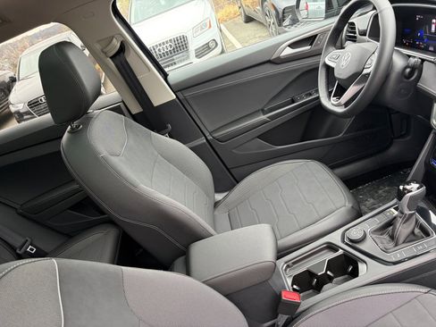 Used 2026 Volkswagen Taos SE image 32