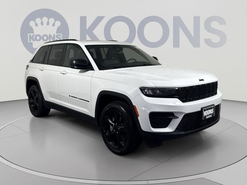 Used 2023 Jeep Grand Cherokee Altitude AWD/4WD image 10