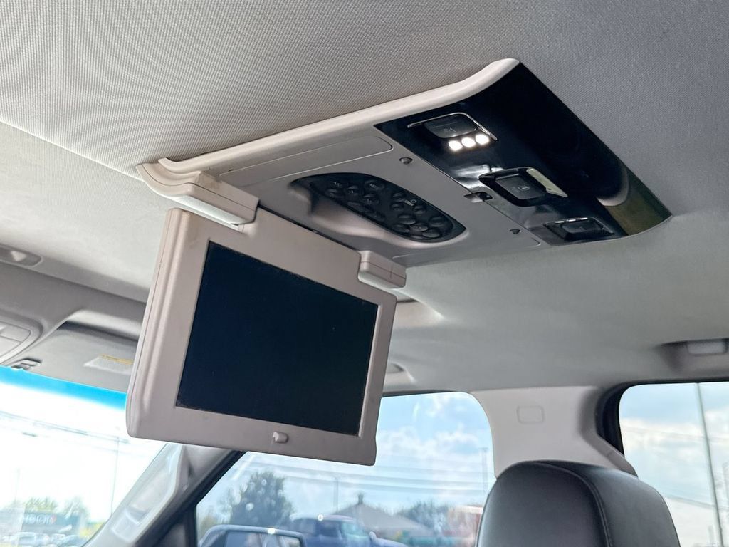 Used 2018 Chevrolet Suburban Premier AWD/4WD image 13