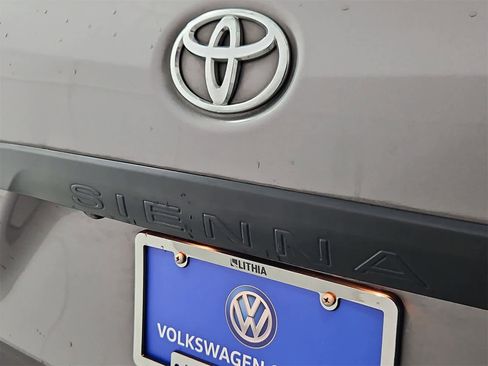 Used 2016 Toyota Sienna L image 12