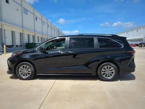 Used 2024 Toyota Sienna XLE FWD image 5