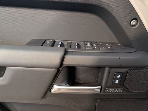 New 2026 Land Rover Defender 110 X-Dynamic SE image 9