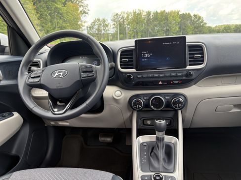 Used 2025 Hyundai Venue Limited FWD image 3