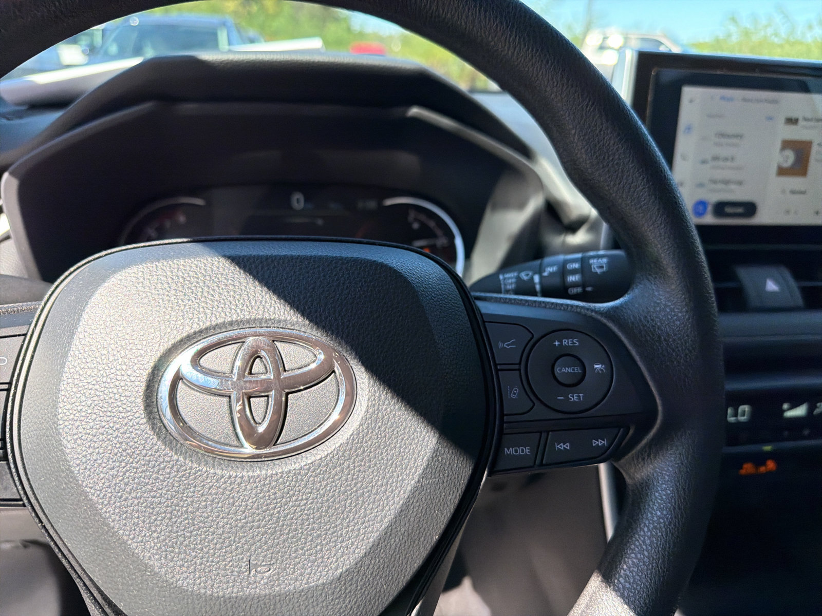 Used 2025 Toyota RAV4 XLE FWD image 23