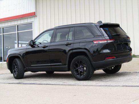Used 2025 Jeep Grand Cherokee Altitude AWD/4WD image 10