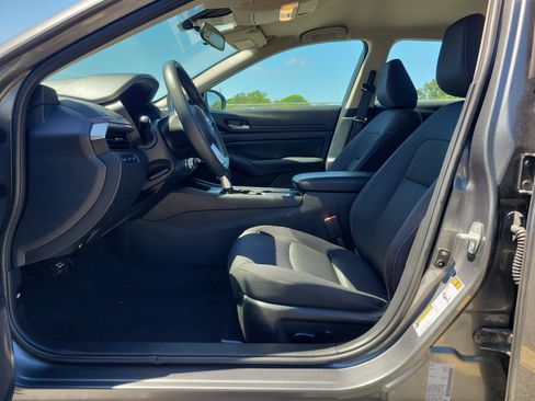 Used 2025 Nissan Altima 2.5 SV FWD image 12