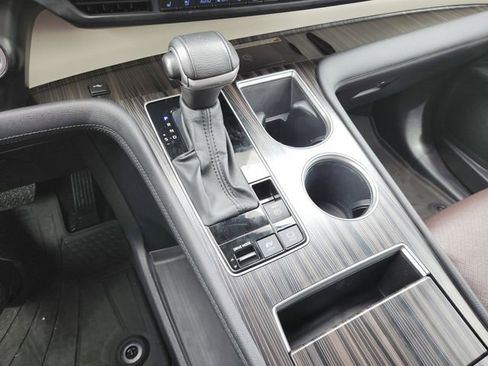 Certified 2024 Toyota Sienna Platinum FWD image 19