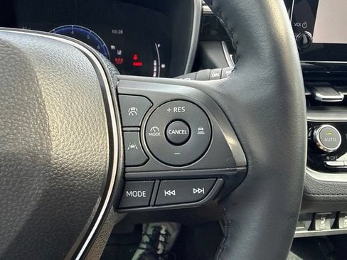 Used 2024 Toyota Corolla Cross XLE w/ Convenience Package FWD image 19