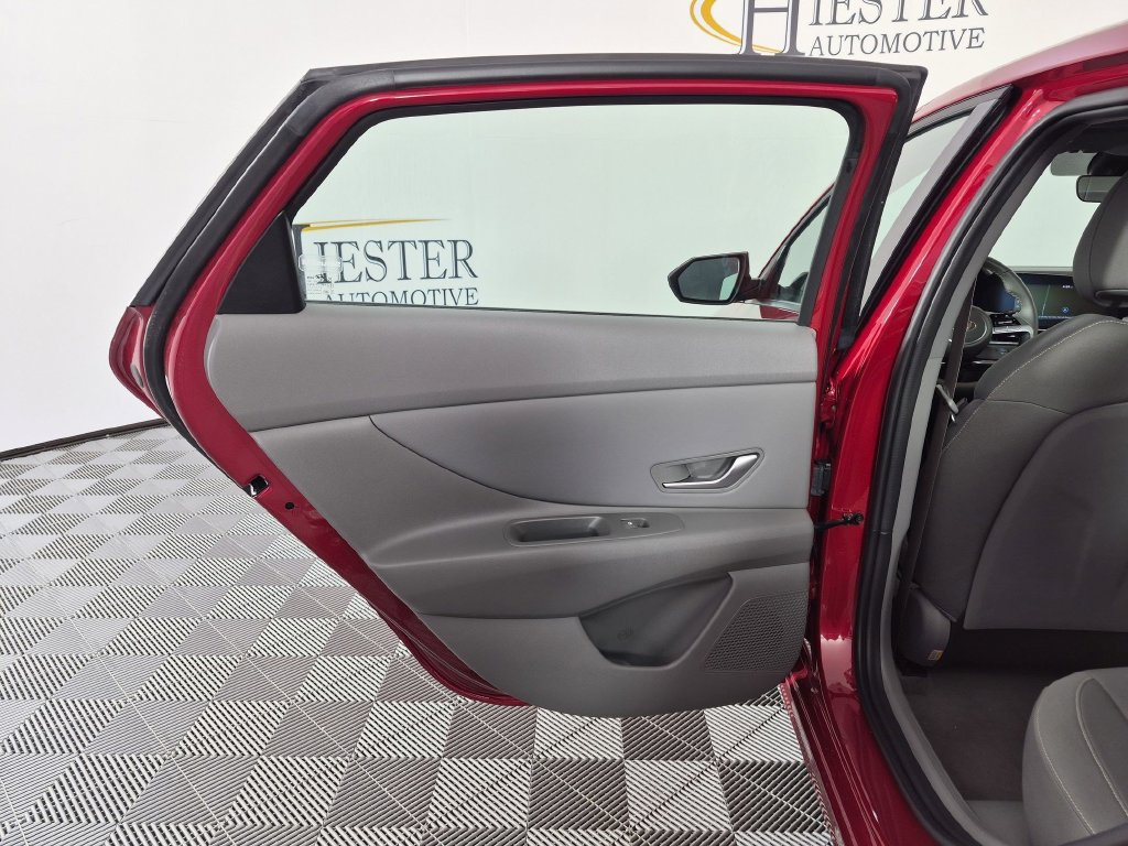 Used 2025 Hyundai Elantra SEL FWD image 31
