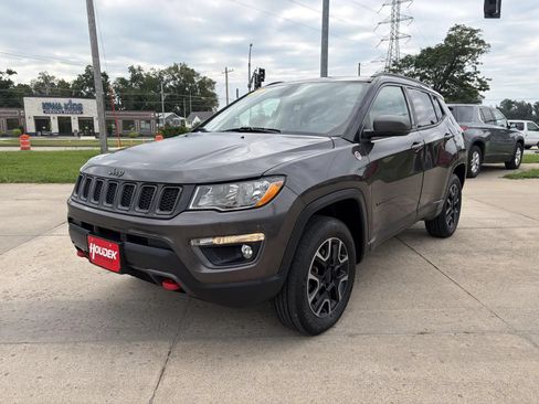 Used 2018 Jeep Compass Trailhawk w/ Leather Interior Group AWD/4WD image 3