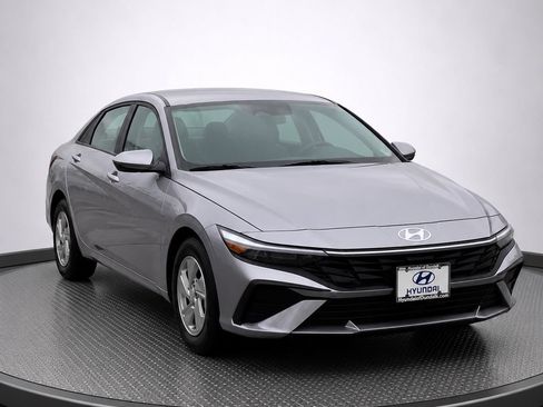 Used 2025 Hyundai Elantra SE FWD image 5