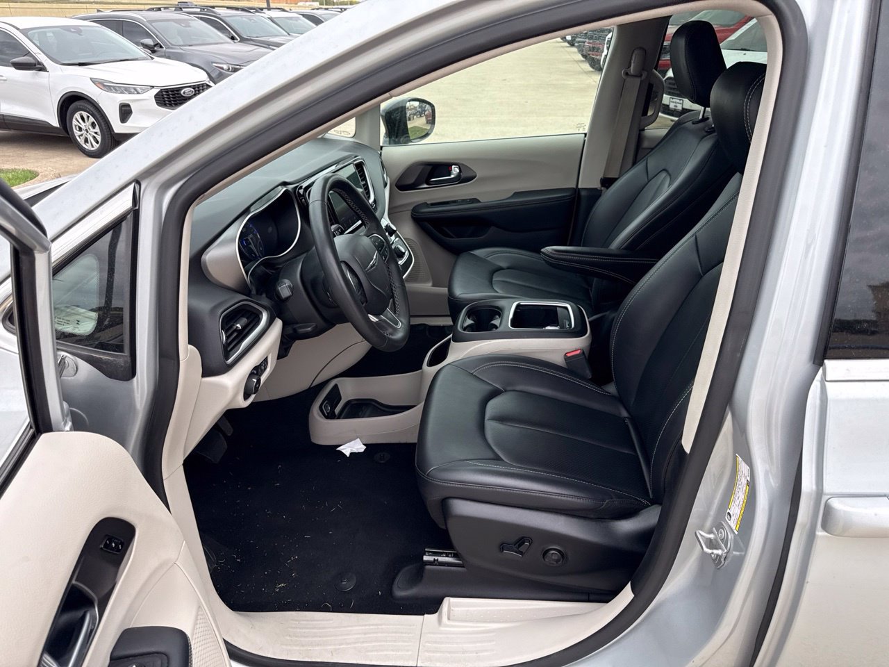 Used 2024 Chrysler Pacifica Touring-L FWD image 19