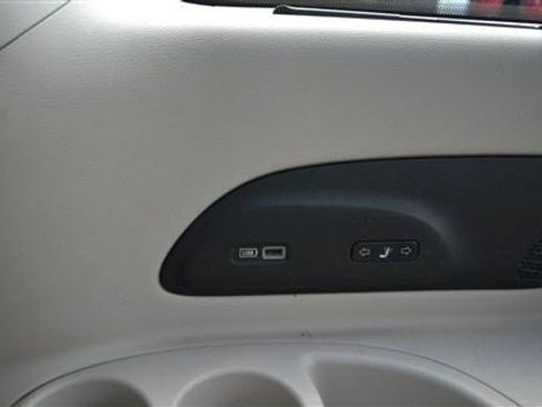 Used 2017 Chrysler Pacifica Limited w/ UConnect Theater Package FWD image 20